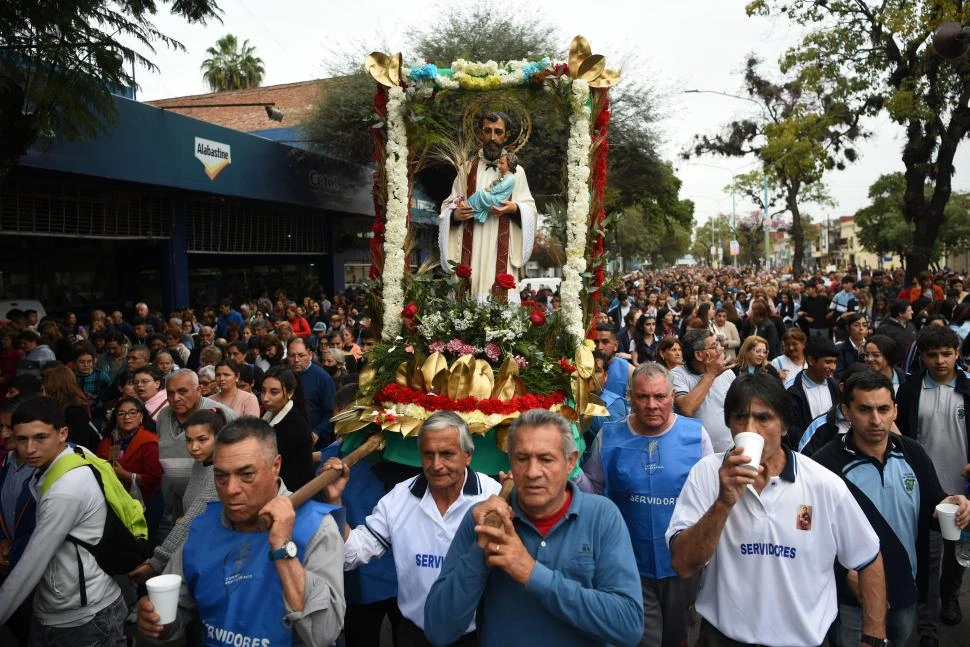 DÍA DE VENERACIÓN. Con velas encendidas, plegarias y agradecimientos se rezará al santo de la providencia