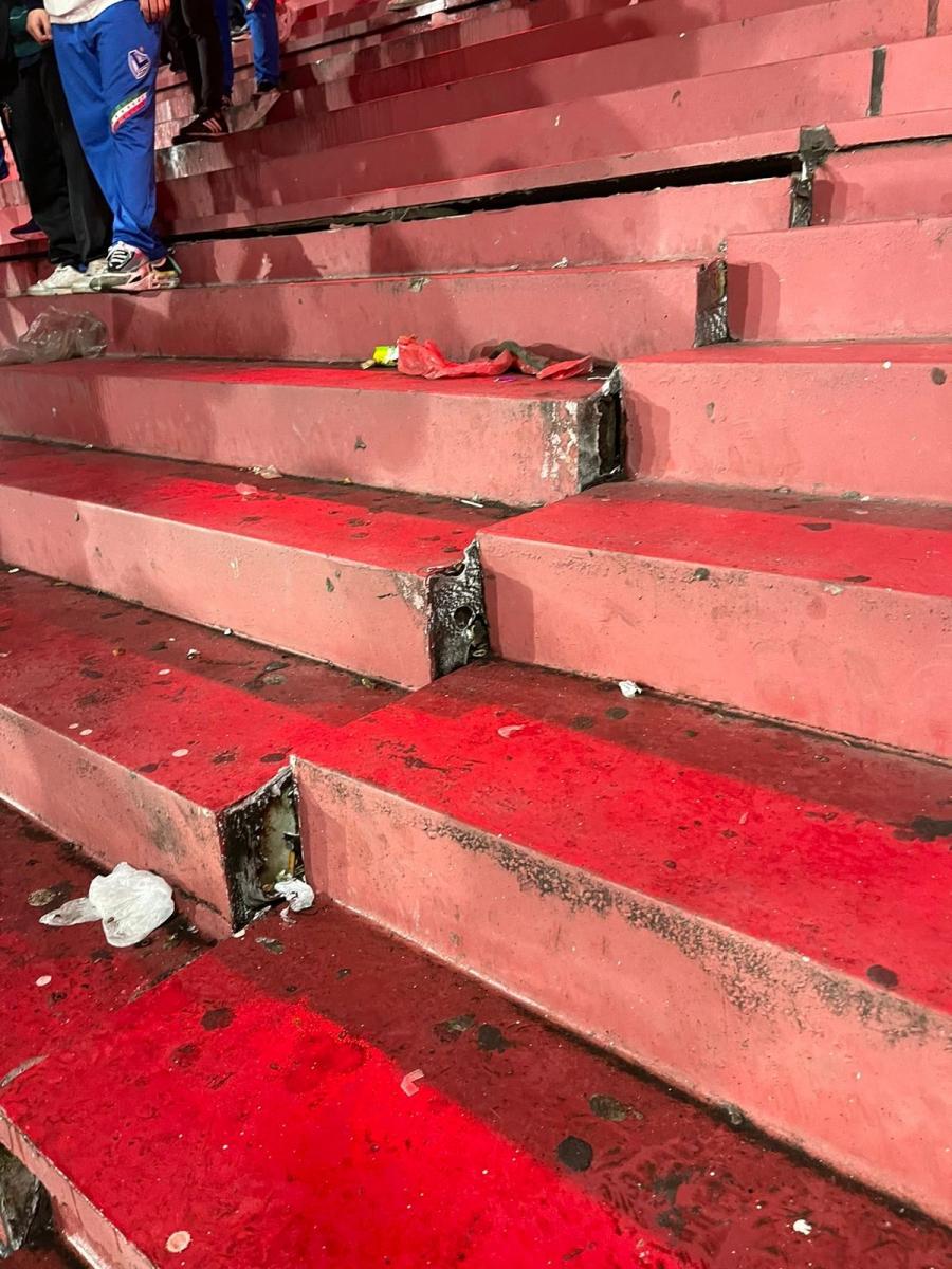 Impactante: una tribuna del estadio de Independiente sufrió un desplazamiento