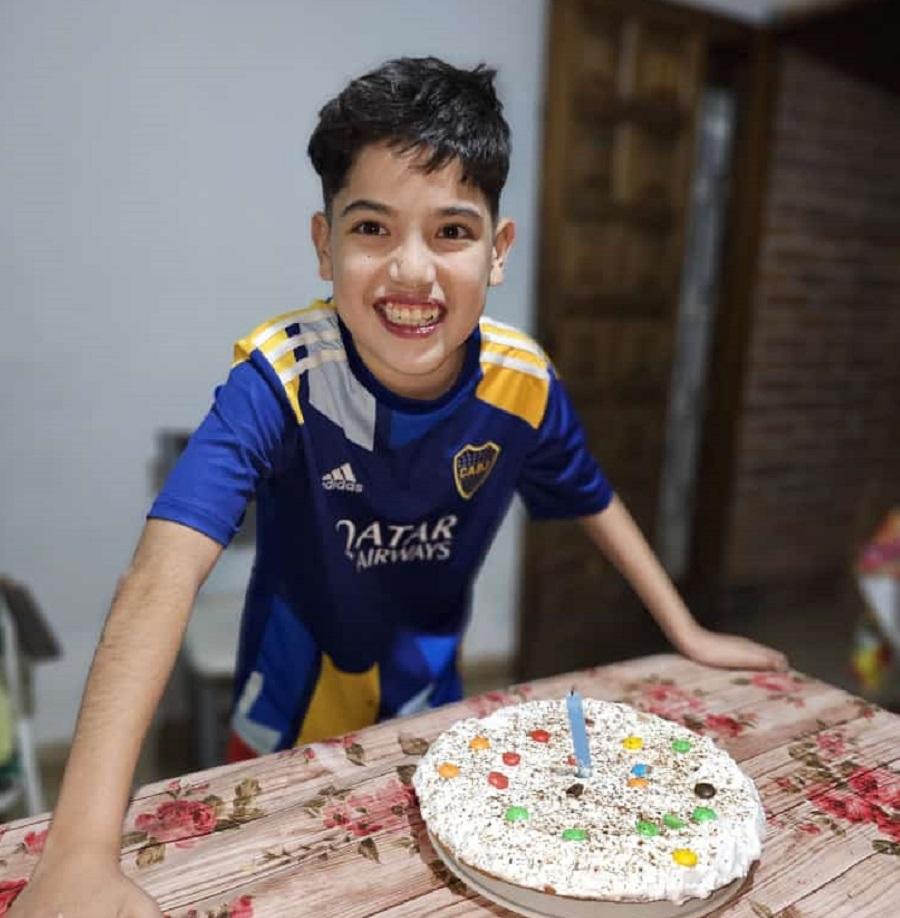 DE BOCA. Máximo no se quita la remera ni en su cumpleaños.