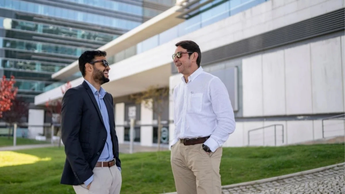 Qué significa hablar con las manos en los bolsillos, según la psicología