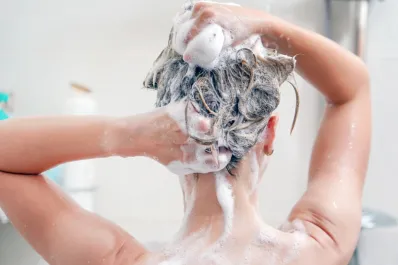 La Anmat prohibió un alcohol sanitizante y 60 productos capilares por riesgo para la salud