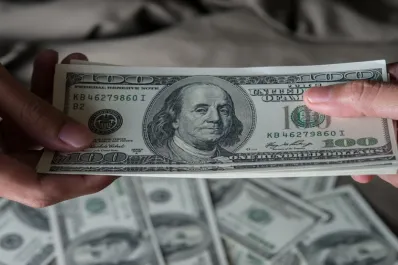 El dólar “blue” bajó 10 unidades y se alejó de los $1.400