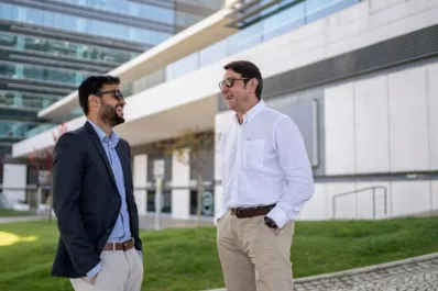 Qué significa hablar con las manos en los bolsillos, según la psicología