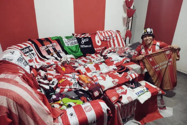 Es fanático de San Martín de Tucumán, se dedicó al coleccionismo y sueña con tener un museo de camisetas
