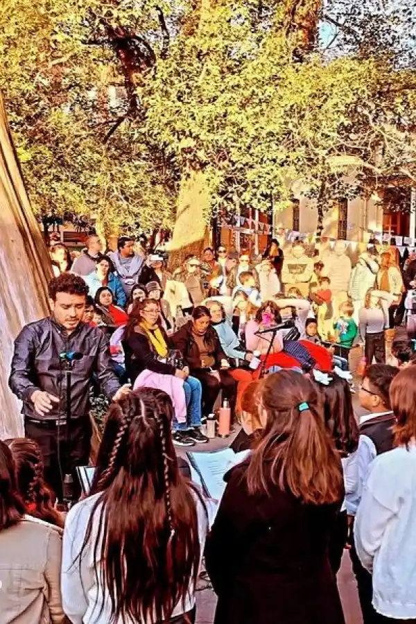 FORMACIÓN INFANTIL. El director Ignacio Merilles guía al Coro de Niños de la Provincia en el Julio Cultural.