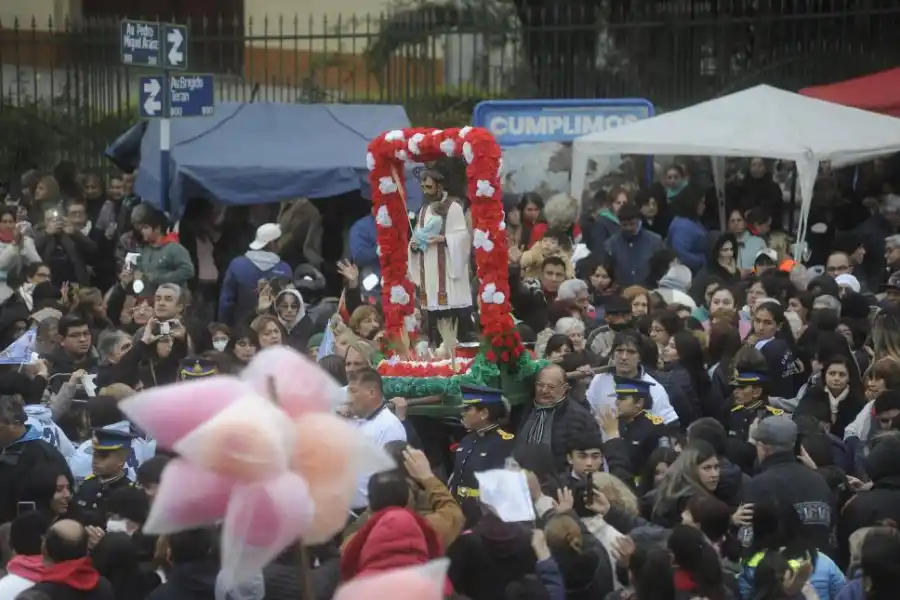 POR LAS CALLES. Así transitó el santo, amparado por una multitud.