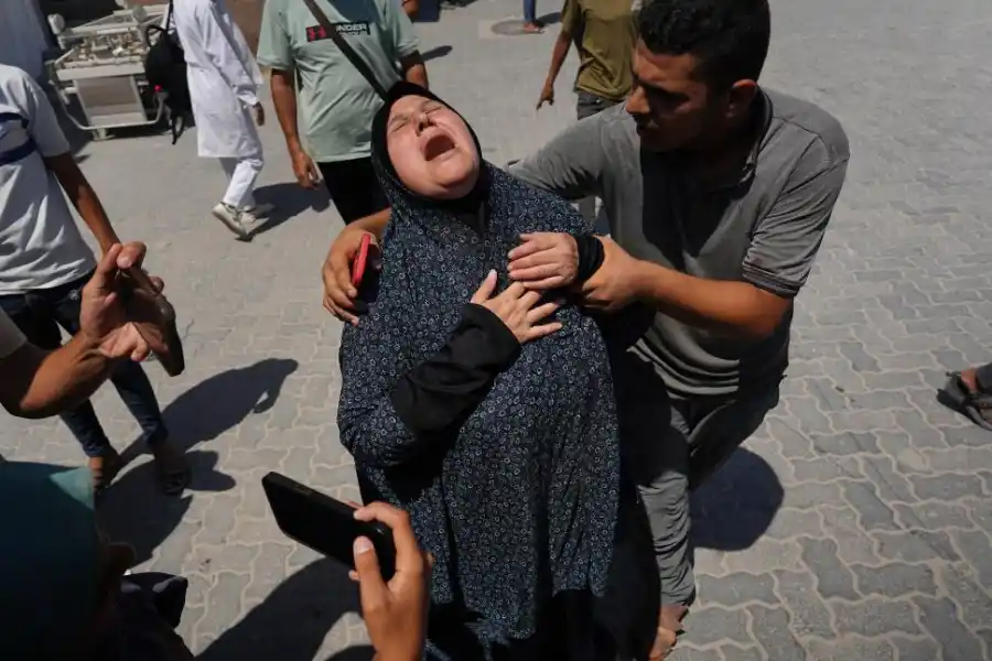 DOLOR. Afuera del hospital Nasser, en Jan Yunis, todo es desolación.