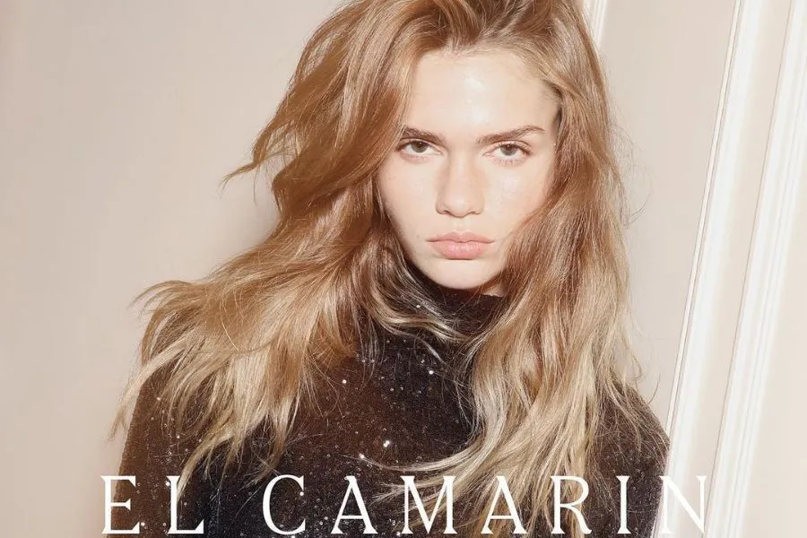 EL CAMARIN. Sofía modelando para la marca 