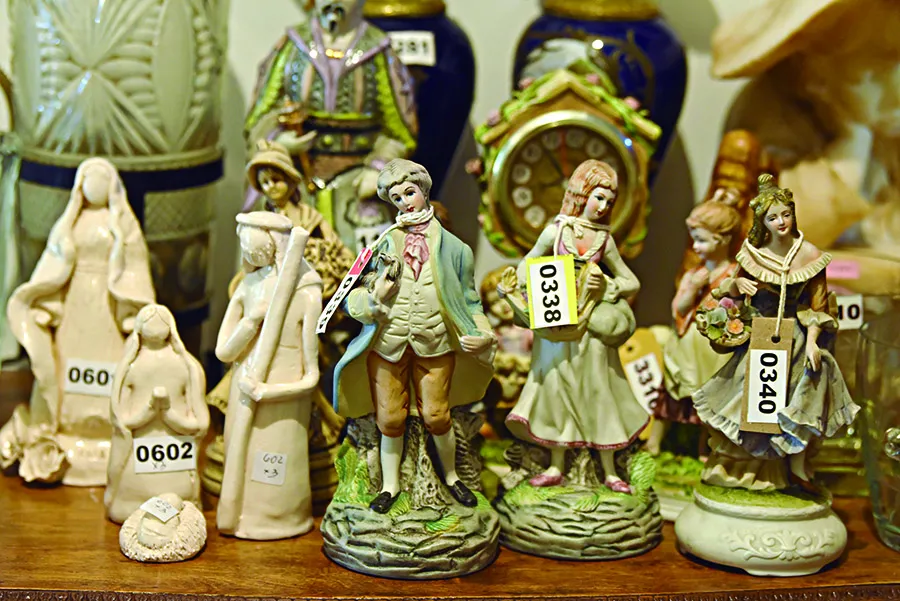 PORCELANA. Estatuillas antiguas.