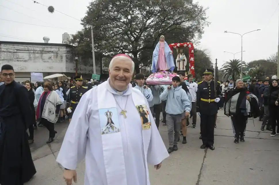 ENCABEZANDO LA PROCESIÓN. Monseñor Sánchez y su sonrisa.