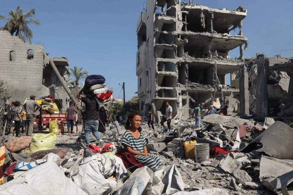 RUINAS. En Deir el-balah, palestinos buscan restos de sus pertenencias.