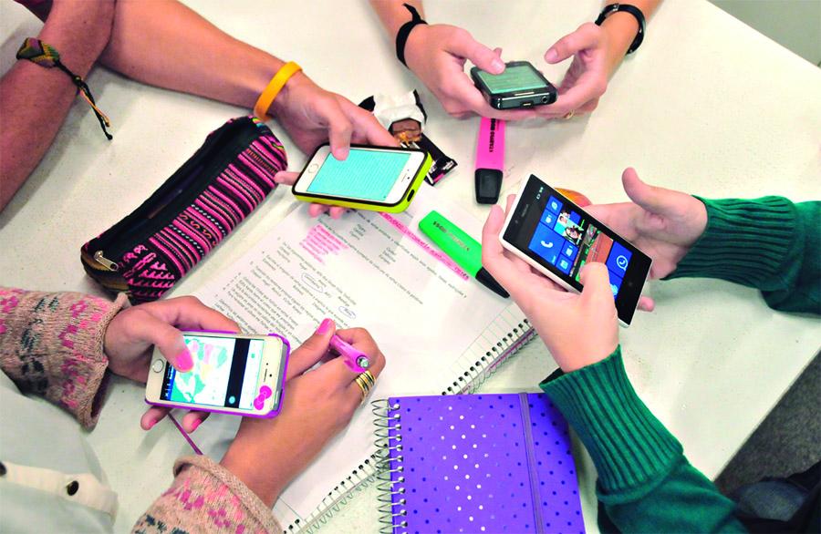 Se abrió el debate sobre el uso del celular en el aula