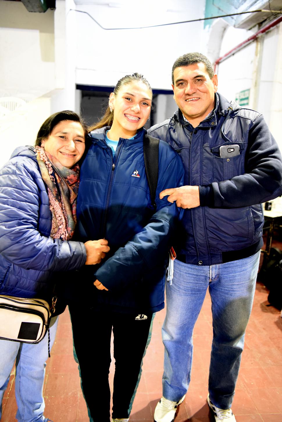 FELICIDAD. Nicole Pérez con su mamá Susana y su papá Néstor.