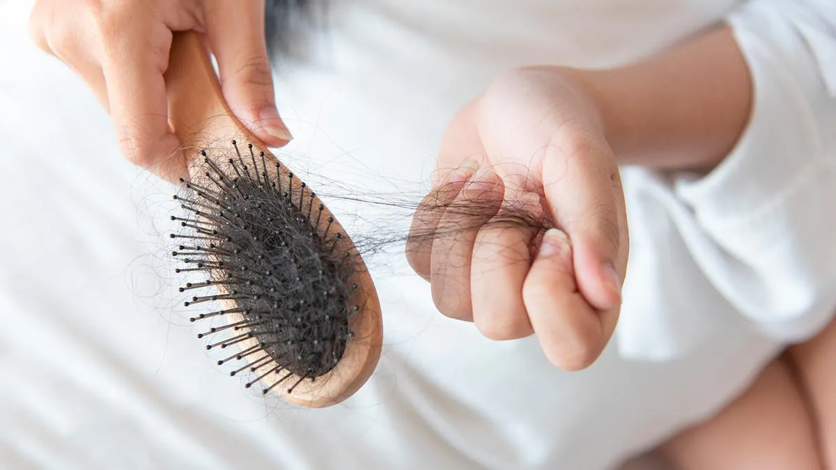 La caída del cabello es signo de falta de proteína.