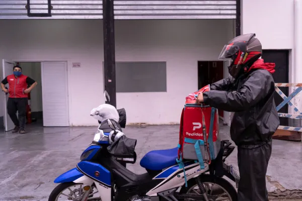 Un concejal impulsa la creación de Estaciones Urbanas de Descanso para repartidores en la capital