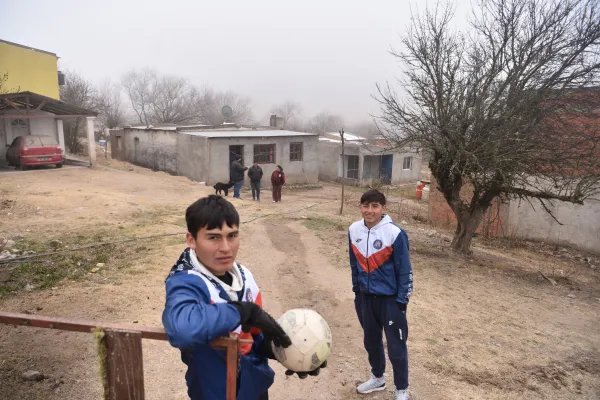 Son hermanos, se dedican a la agricultura, sueñan con ser policías y están listos para el debut de Unión del Valle