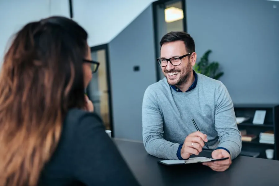 PREGUNTAR EN UNA ENTREVISTA. Los reclutadores expertos resaltan la importancia de sacarte las dudas al final de una entrevista laboral. /CANVA