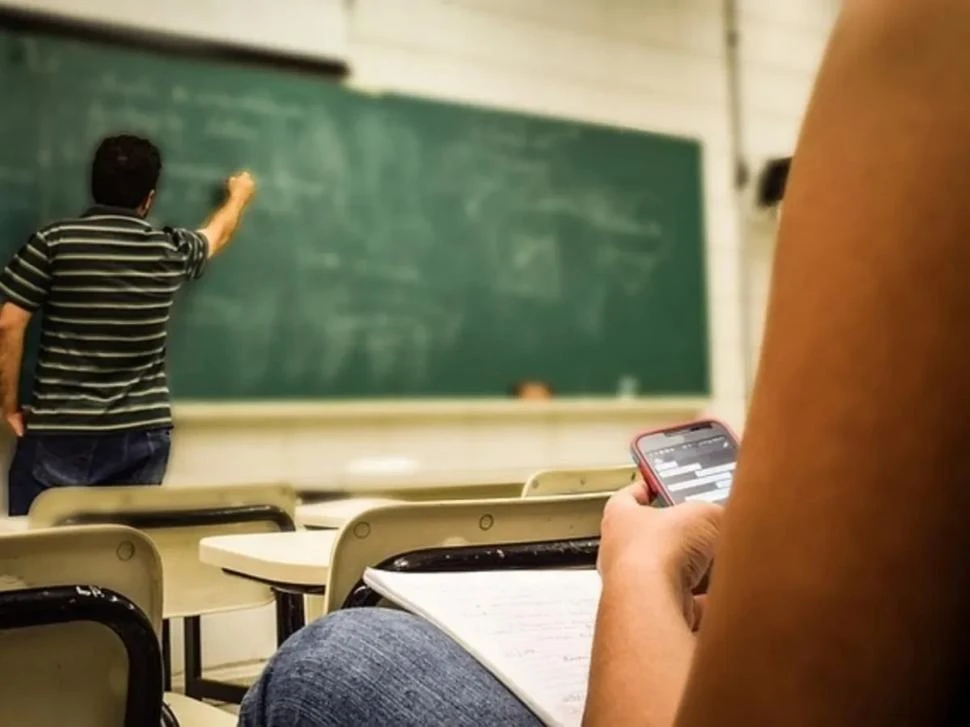 Se abrió el debate sobre el uso del celular en el aula