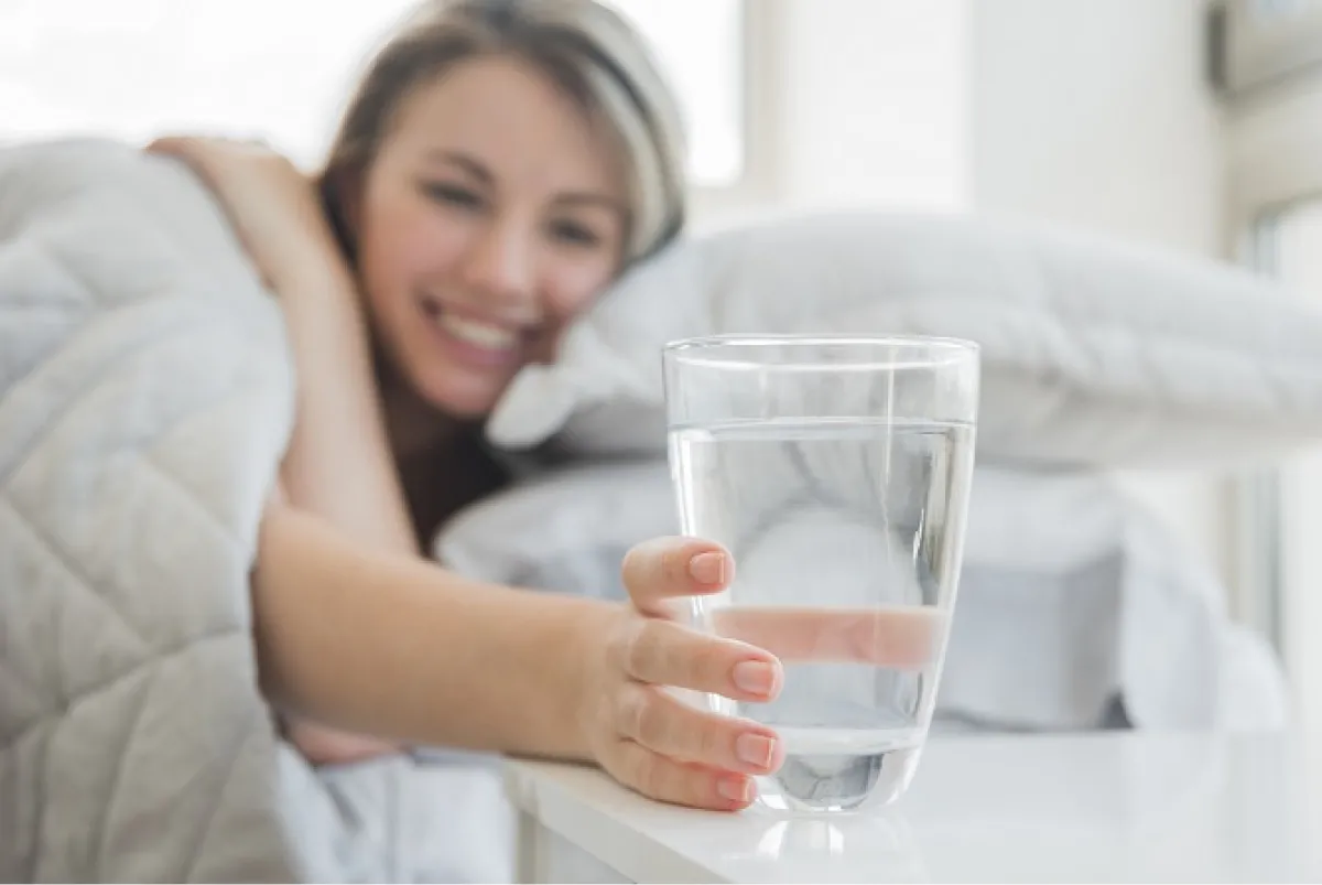 ¿Por qué debemos tomar agua por las mañanas?