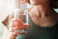 Tomar agua tibia por la mañana: para qué sirve y por qué recomiendan hacerlo