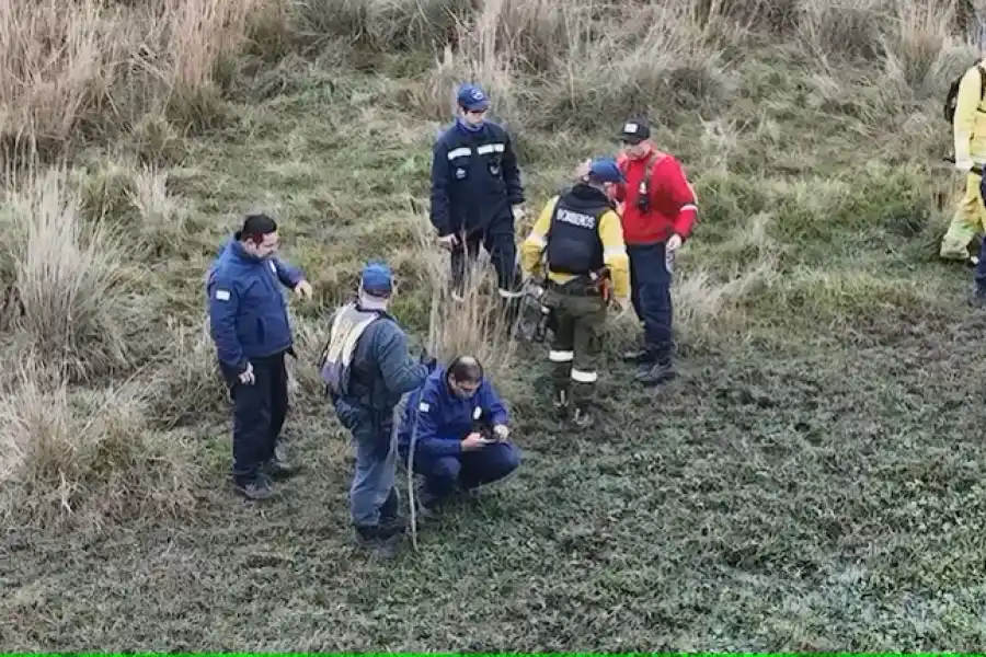 RASTRILLAJES. Los peritos de la Policía Federal y Bomberos revisan el lugar donde desapareció Loan Peña.
