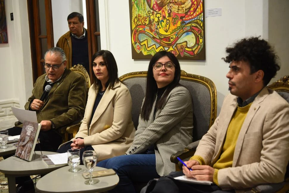 EN LA CASA MUSEO DE LA CIUDAD. Robin, Guerra y los autores del libro, Mitrovich y Nanni, juntos en el panel.