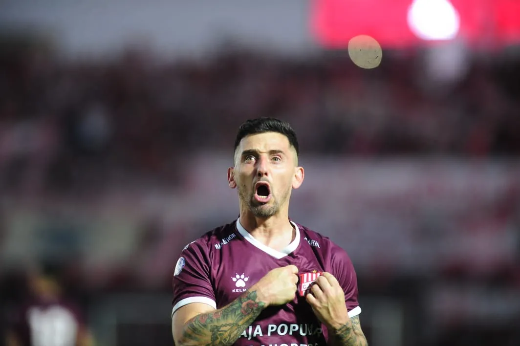 FESTEJO. Juan Cuevas celebra el gol, que terminó con un desvío en Iván Molinas.