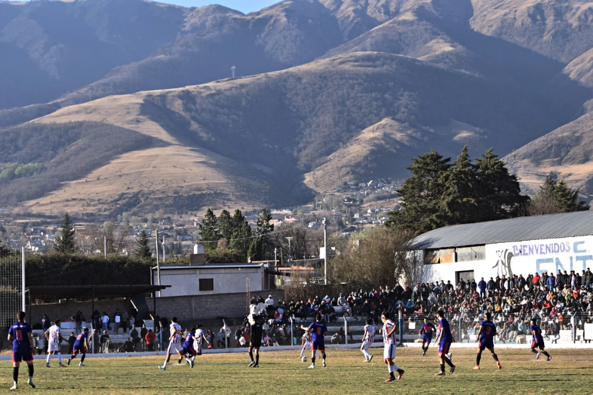 IMPONENTE. El estadio de Entre Ríos está a los pies del imponente cerro. Allí se disputó el partido entre Unión del Valle y Central Córdoba.