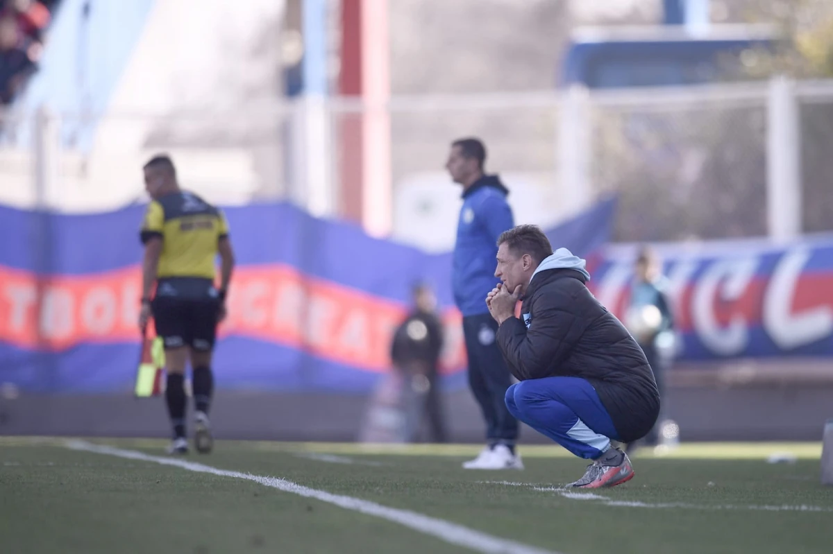 PENSATIVO. Facundo Sava planifica los próximos movimientos de Atlético Tucumán. El Decano mejoró en su nivel futbolístico y se ilusiona al mirar la tabla.