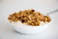 Avena con yogur por la noche: qué beneficios tiene para la salud