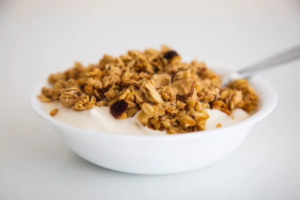 Avena con yogur por la noche: qué beneficios tiene para la salud