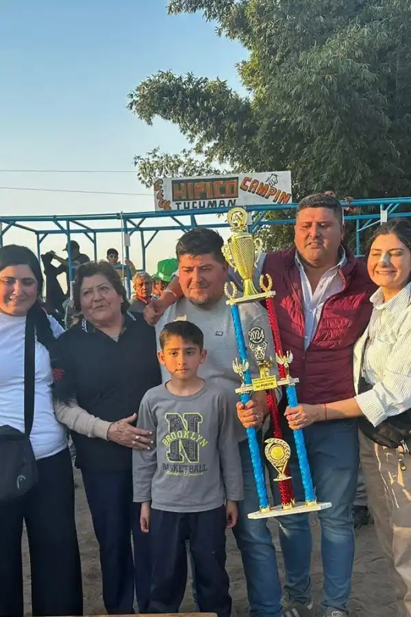 UNIDOS. La familia Domene, propietarios de la zaina Milagros, disfrutó del gran triunfo.