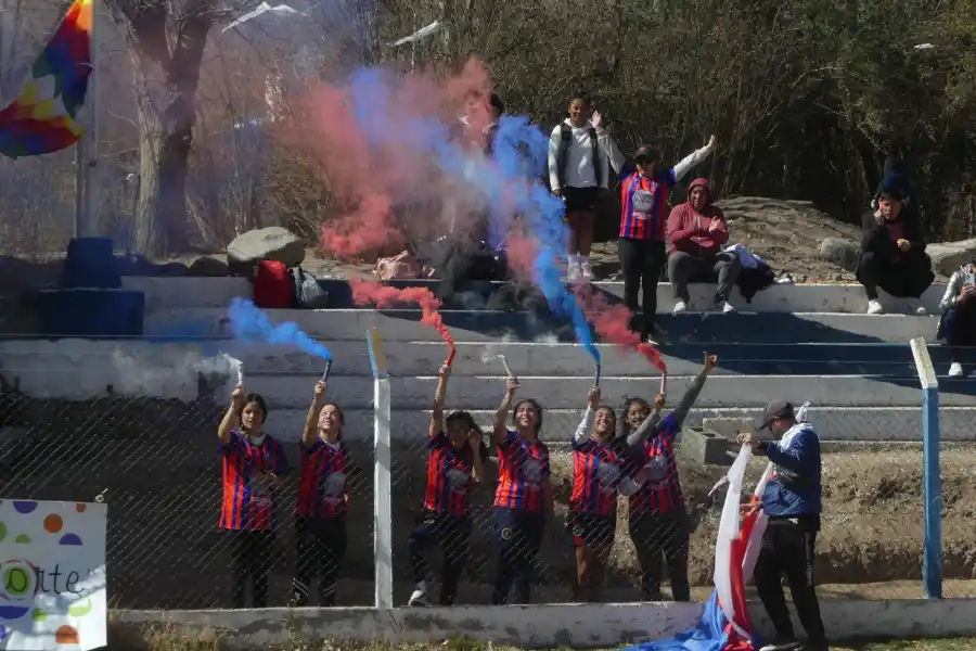RECIBIMIENTO. Los hinchas de Unión armaron una fiesta cuando salió el equipo.