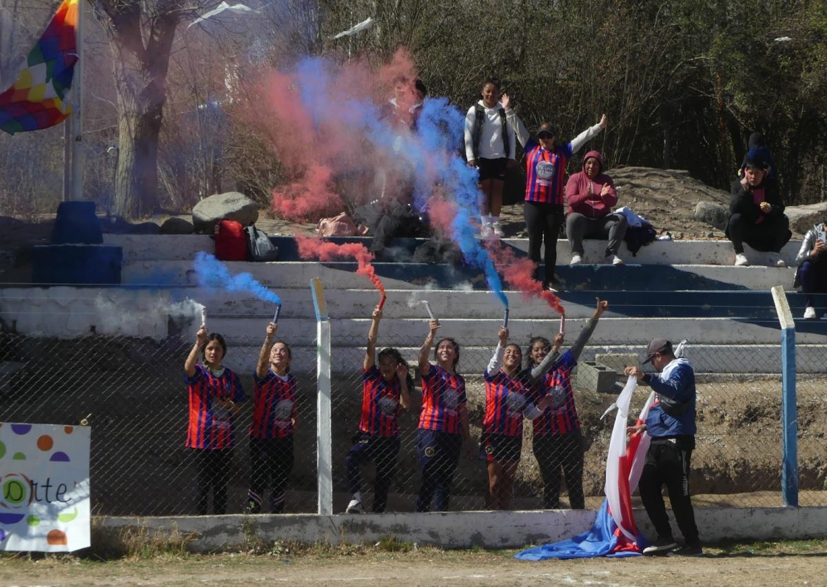 RECIBIMIENTO. Los hinchas de Unión armaron una fiesta cuando salió el equipo.