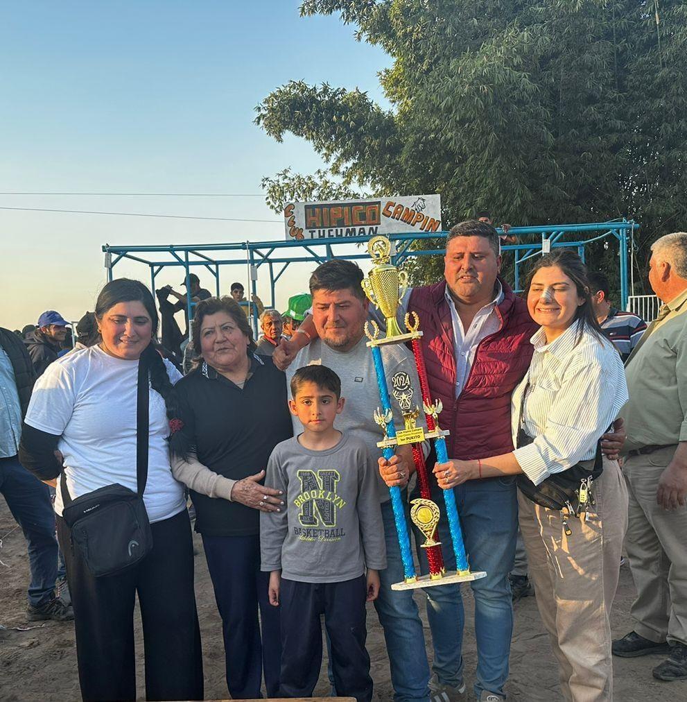 UNIDOS. La familia Domene, propietarios de la zaina Milagros, disfrutó del gran triunfo.