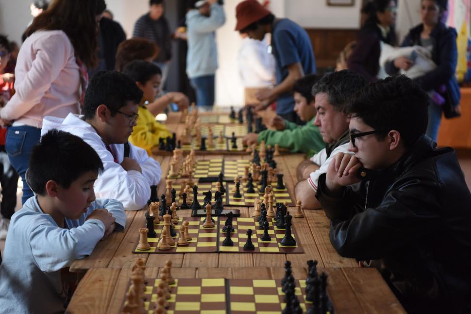 INGENIO. Un torneo de ajedrez enfrentó a niños y adultos puertas adentro de la Casa de la Cultura.