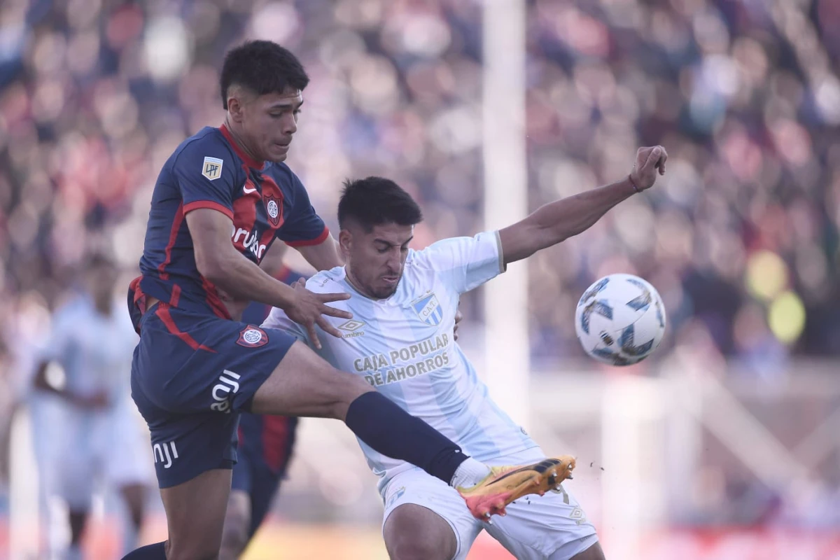 BUEN NIVEL. Mateo Bajamich aguanta la pelota ante la marca de Báez. Matías Nápoli - Especial para LA GACETA