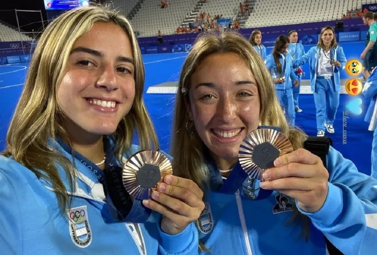 FELICES. Zoe Díaz y Lara Casas posan contentas con la medalla de bronce.