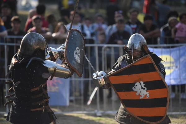 Una tarde de batallas y armaduras medievales en el parque 9 de Julio