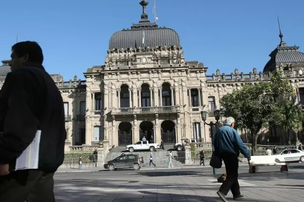 A la espera del llamado oficial, gremios advierten que la mayoría de los estatales son pobres