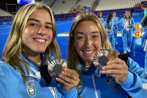 El emotivo recibimiento a una jugadora de Las Leonas: a puro carnaval