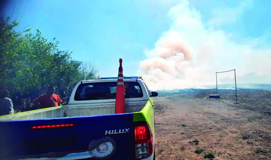 EN PLENA ACCIÓN. Un móvil policial acudió a una quema de rastrojo.