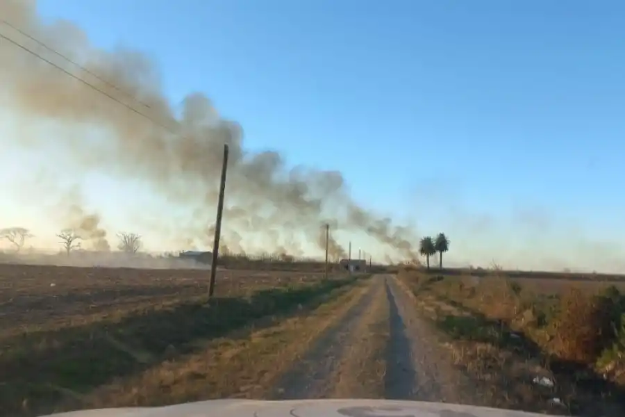 LAS PRUEBAS. El humo es parte del paisaje del este tucumano.