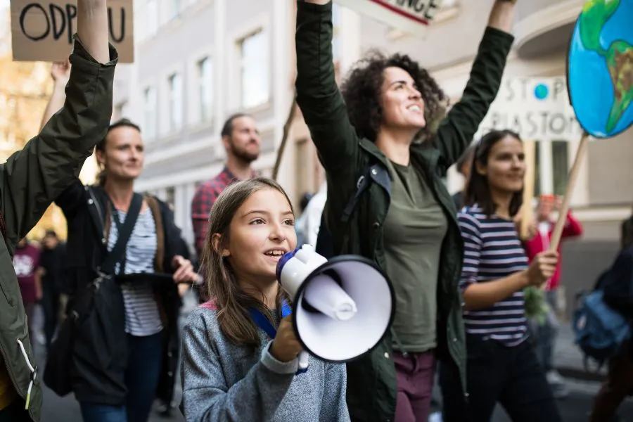 A TOMAR ACCIÓN. La ecoansiedad obliga a diseñar una estrategia de lucha ambiental, por ejemplo, en el campo de las pequeñas acciones locales. /CANVA