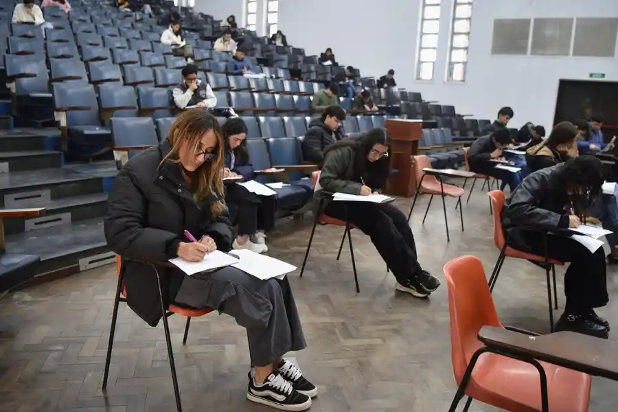 EN CLASES. Para no afectar la cursada, algunos docentes se adhirieron de manera parcial a las protestas en el Centro Herrera.