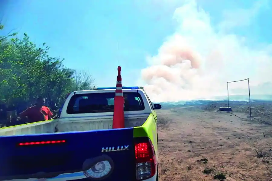 EN PLENA ACCIÓN. Un móvil policial acudió a una quema de rastrojo.
