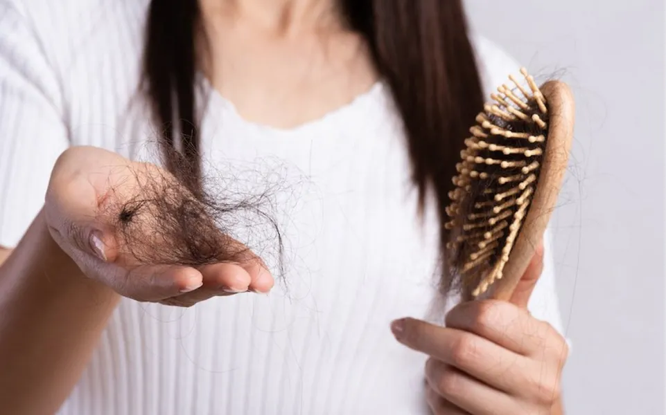 ¿Pérdida de cabello? Qué afección se esconde detrás de este síntoma que ataca principalmente a mujeres