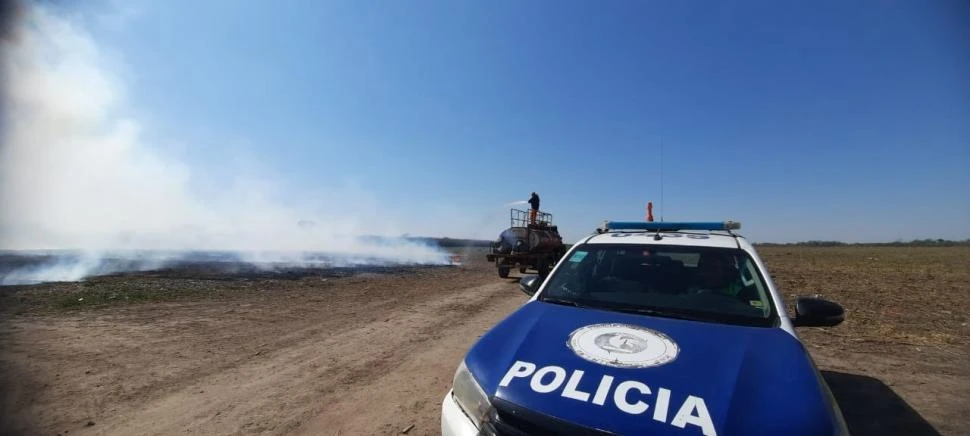 EN PLENA TAREA. Servidores públicos y policías intentan evitar que el fuego siga extendiéndose en los cañaverales de la localidad de Colombres.