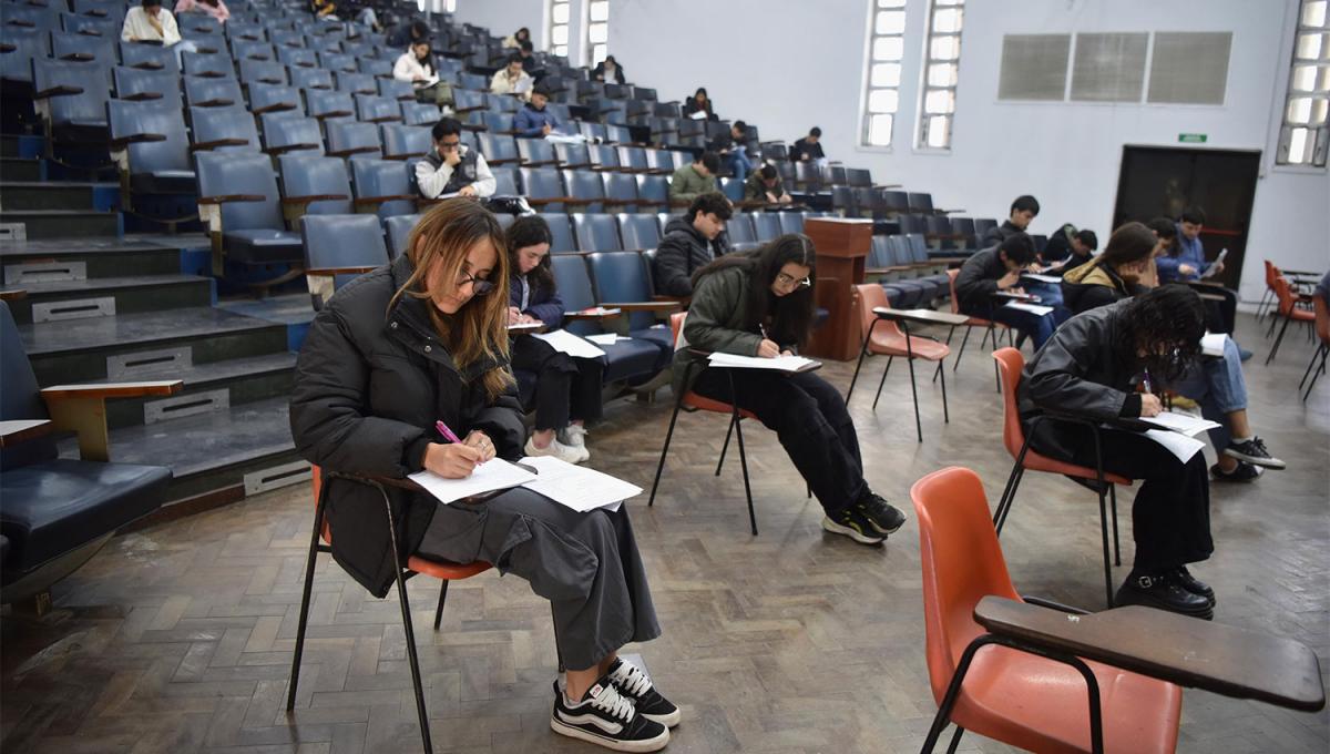 EN CLASES. Para no afectar la cursada, algunos docentes se adhirieron de manera parcial a las protestas en el Centro Herrera.