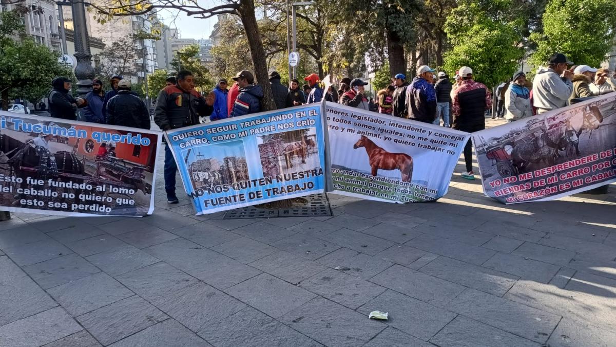 Reclamo en la plaza Independencia. LA GACETA 